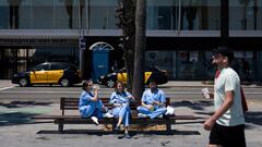 26/06/21 En la imagen, tres sanitarios del Hospital del Mar descansan sin las mascarillas puestas durante un receso de trabajo en un banco proximo a la entrada del Hospital en el paseo Maritimo.
 Primer dia de libre circulacion sin mascarilla en el exteri