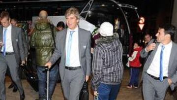 <b>EN A CORUÑA. </b>La expedición del Málaga, con Pellegrini al frente, llegó a última hora de la tarde de ayer a tierras gallegas.