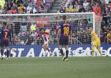 Piqué rompe el fuera de juego en el gol de De Marcos (0-1).