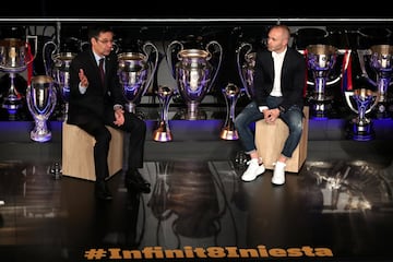 El emotivo homenaje a Iniesta