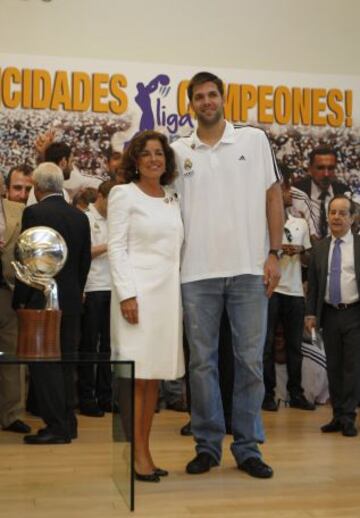 El Real Madrid de baloncesto visita el Ayuntamiento y la Comunidad de Madrid después de haber conseguido el titulo de la liga Endesa Ana Botella y Felipe Reyes