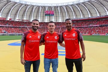 Thiago Maia, Rafael Santos Borré y Fernando, de izquierda a derecha, fueron presentados en sociedad el sábado pasado, con el Beira Rio lleno, cuando Internacional venció a Sao Luiz por los cuartos de final del torneo estadual.