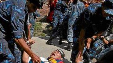 <b>ARRASTRADOS. </b>La policía india detiene a los manifestantes.