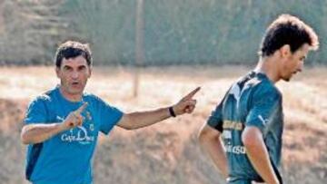 <b>MUY ACTIVO. </b>Mendilibar no paró de dar instrucciones ayer a todos sus jugadores.