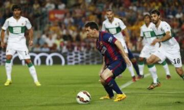 Lionel Messi controla el balón durante el partido frente al Elche, correspondiente a la primera jornada de la Liga de Primera División, que se juega hoy en el Camp Nou.