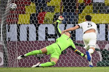 1-0. Mats Hummels marca en propia puerta el primer tanto de la selección de Francia.