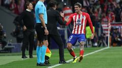 MADRID, 10/04/2024.- El centrocampista argentino del Atlético de Madrid Rodrigo de Paul (d) celebra junto a su entrenador, Diego Pablo Simeone (c), tras anotar el 1-0 durante el partido de ida de cuartos de final de la Liga de Campeones que Atlético de Madrid y Borussia Dortmund disputan hoy miércoles en el estadio Metropolitano. EFE/Kiko Huesca
