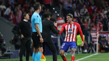 MADRID, 10/04/2024.- El centrocampista argentino del Atlético de Madrid Rodrigo de Paul (d) celebra junto a su entrenador, Diego Pablo Simeone (c), tras anotar el 1-0 durante el partido de ida de cuartos de final de la Liga de Campeones que Atlético de Madrid y Borussia Dortmund disputan hoy miércoles en el estadio Metropolitano. EFE/Kiko Huesca
