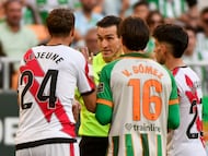 SEVILLA, 21/02/2026.- El árbitro del partido Juan Martínez Munuera (2i) habla con jugadores este sábado, durante el partido de la jornada 25 de LaLiga EA Sports que disputan el Real Betis y el Rayo Vallecano este sábado en el estadio de La Cartuja de Sevilla. EFE/ Raúl Caro