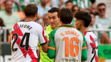 SEVILLA, 21/02/2026.- El árbitro del partido Juan Martínez Munuera (2i) habla con jugadores este sábado, durante el partido de la jornada 25 de LaLiga EA Sports que disputan el Real Betis y el Rayo Vallecano este sábado en el estadio de La Cartuja de Sevilla. EFE/ Raúl Caro