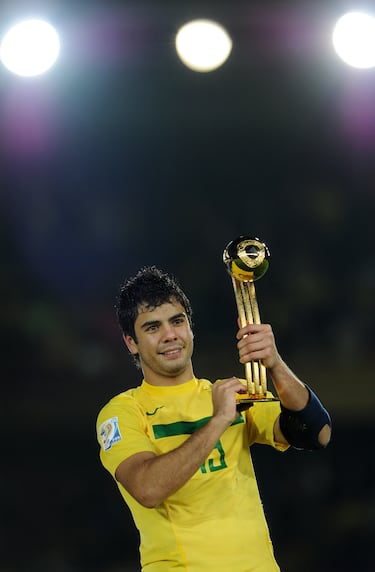 Otra promesa que no llegó a cuajar. Máximo goleador del Mundial, fichó por el Granada en enero de 2012. Seis meses después volvió a Brasil, donde jugó en Botafogo, Gremio, Bahía, Coritiba, Sao Paulo y Sport Recife. Actualmente milita en Amazonas, de la Serie B del Brasileirao.