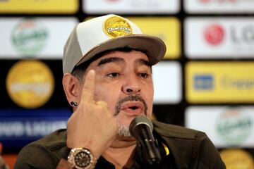 Los rostros de Maradona en su presentación con Dorados