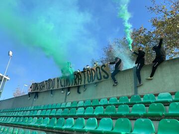 Algunos aficionados del Betis, en el entrenamiento.