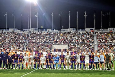 El Barcelona se llevó el Clásico de Leyendas que se disputó en el Estadio Nacional Jorge El Mágico González con dos goles de Saviola. El gran mito del fútbol salvadoreño participó unos minutos luciendo la camiseta azulgrana. El encuentro reunió a un gran grupo de estrellas como Puyol, Touré, Saviola, Casillas, Guti, Baptista, Pepe o McManaman.
