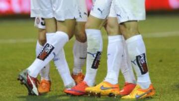 Los jugadores se abrazan a Stuani tras el 0-2 ante el Eibar.