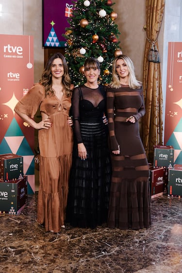 Las periodistas Lucía Vinaixa, Sandra Daviú y Blanca Benlloch posan durante la presentación de la programación navideña de RTVE en el Teatro Real de Madrid.   
