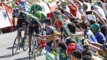 Valverde, al frente durante la llegada en rampa de Vejer de la Frontera.