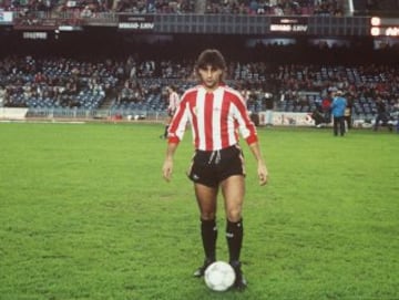 Fichó por el Athletic Club en la temporada 1989/1990, estuvo tres temporadas.