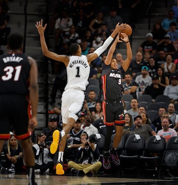 Tapón de Victor Wembanyama a Dru Smith, jugador de los Miami Heat nacido en Evansville.