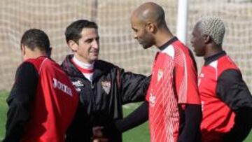 <b>REENCUENTRO. </b>Jiménez saluda a Kanouté en presencia de Luis Fabiano y Koné.