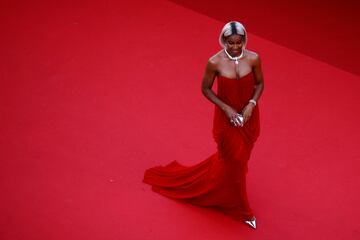 Kelly Rowland posa en la alfombra roja en la alfombra roja de Cannes.