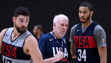 Popovich da instrucciones a sus jugadores durante un entrenamiento