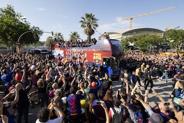 El autobs del Barcelona avanza en las calles plagadas de culs para ver a los campeones de Liga.