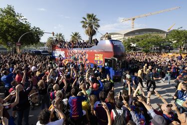 El autobús del Barcelona avanza en las calles plagadas de culés para ver a los campeones de Liga.