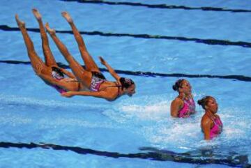 Las nadadoras mexicanas durante su ejercicio técnico de la final por equipos.