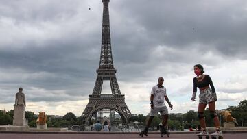 Paris (France), 14/08/2020.- People spend times at Jardins du Trocadero
near the Eiffel Tower in Paris, France, 14 August 2020. (Francia) EFE/EPA/MOHAMMED BADRA