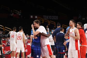 El último baile de Pau Gasol llegó en los Juegos de Tokio. El de Sant Boi estuvo peleando durante casi dos años para superar una lesión, pero finalmente volvió a sentirse jugador. Primero lo hizo con el Barça, con el que ganó la Liga Endesa el pasado verano y rozó con los dedos su primera Euroliga (el equipo azulgrana cayó ante el Efes en la final) y después con la Selección en sus quintos Juegos. La pandemia y el retraso de la cita olímpica le permitieron llegar a Tokio donde puso punto final a su carrera.