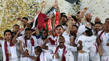 Los jugadores de Qatar levantan el trofeo de campeón de la Copa de Asia 2019.