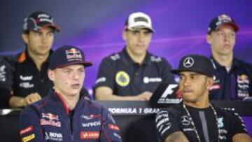 El joven Verstappen, al que mira Hamilton, da que hablar dentro y fuera de la pista.