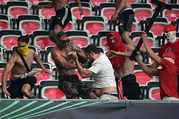Brutal pelea entre los ultras del Niza y del Colonia en el partido de Conference League que ha dejado siete heridos, dos de ellos graves.  