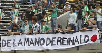 El vallecaucano recibió un homenaje de la afición que llenó la tribuna sur del estadio de Medellín.