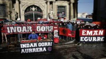 El grupo de aficionados de Osasuna Indar Gorri protestó este sábado frente al ayuntamiento de Pamplona