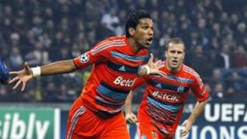 <b>LOCURA. </b>Brandao celebra su gol y Cambiasso no se lo cree.