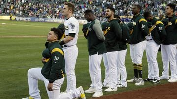 El catcher de 29 a&ntilde;os fue el primer pelotero de Grandes Ligas que puso rodilla en tierra durante el himno nacional y eso le cost&oacute; su trabajo en Oakland.