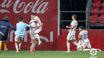 Los jugadores del Huesca celebran el tanto en el añadido.