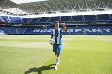 Para la temporada 2015-2016 fue cedido al Espanyol y se firmó con el club catalán una cláusula de penalización económica si el jugador no era alineado en al menos 30 partidos durante la temporada, para que de esa manera no se viera afectada su proyección.