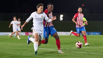 Gonzalo disputa un balón con Admonio en el Castilla-Algeciras de Primera Federación.