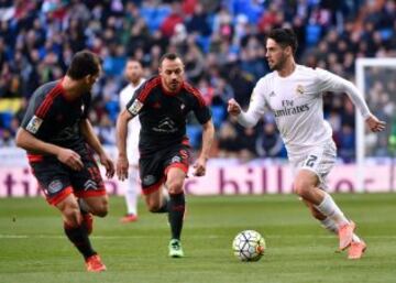 Real Madrid's midfielder Isco (R) vies with Celta Vigo's Chilean midfielder Pablo Hernandez (C) and Celta Vigo's defender Jonny Castro during the Spanish league football match Real Madrid CF vs RC Celta de Vigo at the Santiago Bernabeu stadium in Madrid o