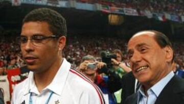 <b>EL ADIÓS DE BERLUSCONI. </b>El presidente parece señalarle al brasileño la puerta de salida del Milán.