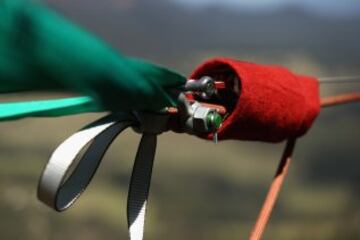 El slackline es un deporte extremo de equilibrio en el que se usa una cinta (normalmente elástica) que se engancha entre dos puntos fijos y se tensa. No se usa ninguna herramienta para ayudar a mantener el equilibrio. Se pueden realizar saltos, movimientos dinámicos, posturas de yoga incluso acrobacias. 