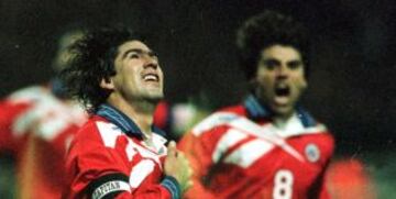 Marcelo Salas celebra su primer gol ante Inglaterra en Wembley. Uno de los tantos m&aacute;s hermosos de la historia de la Roja.