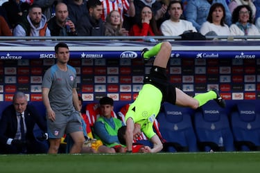 El árbitro asistente Alberto Rodríguez Moreno se levanta así del suelo. 