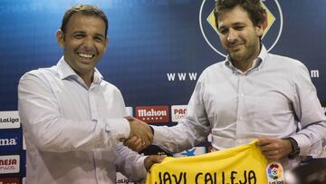 Javi Calleja, presentado como nuevo entrenador del Villarreal, junto al consejero delegado del club, Fernando Roig Negueroles.