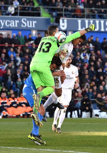 Getafe keeper David Soria punched the ball into his own net. Min. 33. 0-1.