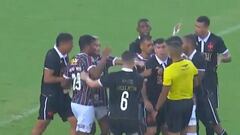 Gary Medel se encaró con cuatro rivales y la escena acabó así