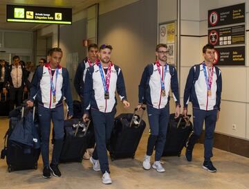 Parte de los medallistas del Europeo de Glasgow a su llegada al aeropuerto de Madrid.
Manu Guijarro, Ana Peleteiro, Lucas Bua, ?scar Husillos, ?lvaro de Arriba y Jes¨²s G¨®mez.